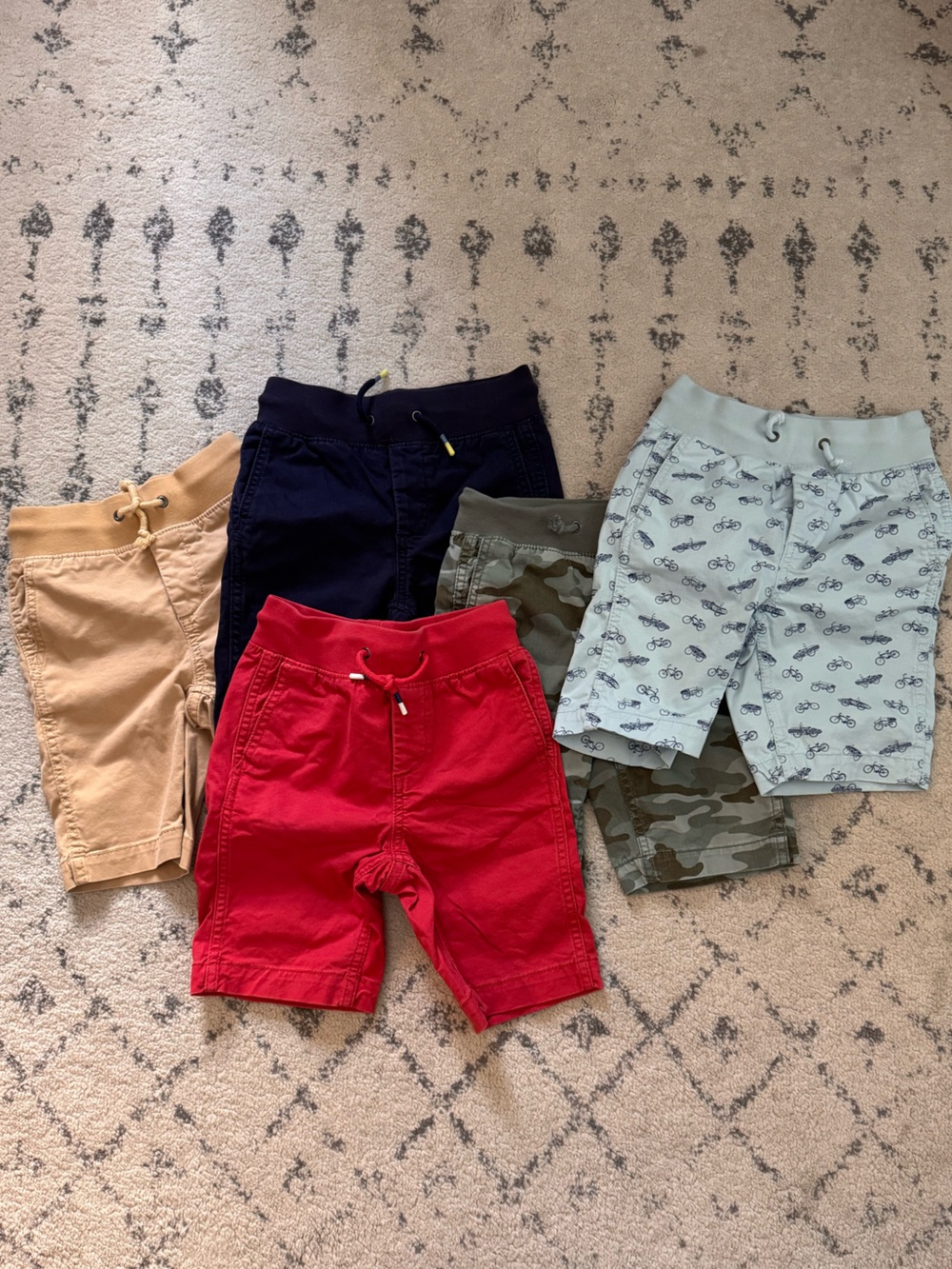 GAP boys shorts, set of 5 pairs, almost like new. EUC **FREE SHIPPING**